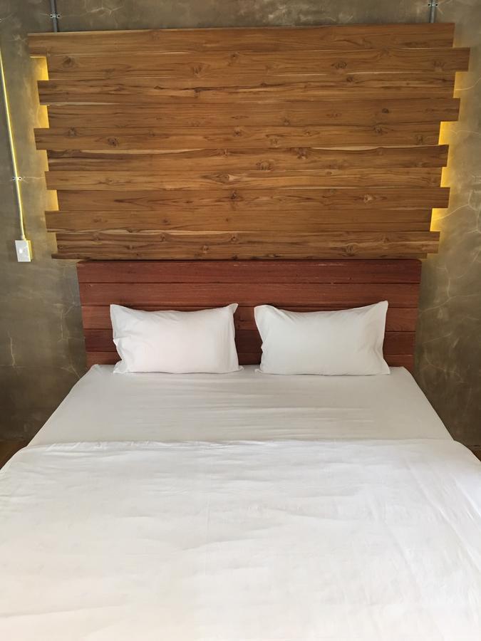 Hotel De *